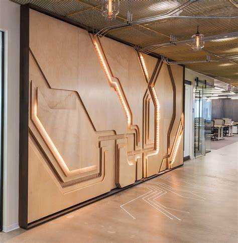 Комбинирование фанеры с другими материалами в интерьере