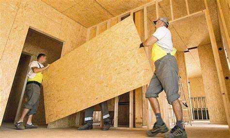 undefinedПлотность:</strong> ДСП марки P2 – <strong>650–700 кг/м<sup>3</sup></strong>; ОСП‑3 той же толщины – <strong>600–650 кг/м<sup>3</sup></strong>. Более рыхлая структура стружек придаёт ОСП пониженную массу, но ориентация слоёв обеспечивает направленную несущую способность.»></p>
<p><strong>Прочность на изгиб:</strong> ДСП 16 мм выдерживает <strong>11–14 МПа</strong>, тогда как ОСП‑3 12 мм вдоль главной оси достигает <strong>18–20 МПа</strong>. Поперёк волокон эти значения падают до <strong>8–10 МПа</strong>, что требует правильной ориентации листов в каркасном строительстве.</p>
<p><strong>Влагостойкость:</strong> набухание после 24 ч в воде – <strong>10–12 %</strong> у ДСП P2 против <strong>3–5 %</strong> у ОСП‑3. Для ванных комнат и открытых стройплощадок <em>рекомендована</em> ОСП с обязательной герметизацией торцов полиуретановым лаком.</p>
<p><strong>Экологичность и обработка:</strong> обе плиты доступны в классах эмиссии <strong>E0/E1</strong>. ДСП обеспечивает идеально гладкую поверхность под плёнку или шпон; при фрезеровке кромки осыпаются, поэтому <em>обязателен</em> кант меламиновой лентой. ОСП допускает грубую резку, но текстура требует шпатлевания перед чистовой окраской.</p>
<p><strong>Экономика применения:</strong> на украинском рынке 2025 г. квадратный метр ДСП 16 мм стоит в среднем <strong>≈ 370–400 ₴</strong>, ОСП‑3 12 мм – <strong>≈ 450–480 ₴</strong>. Для каркасных перекрытий <em>целесообразно</em> заложить +20 % бюджета и выбрать ОСП за счёт несущей жёсткости; при производстве корпусной мебели удельная цена и поверхностное качество ДСП остаются выгоднее.</p>
<h2>Прочностные характеристики ДСП и ОСП при нагрузке</h2>
<p><img decoding=