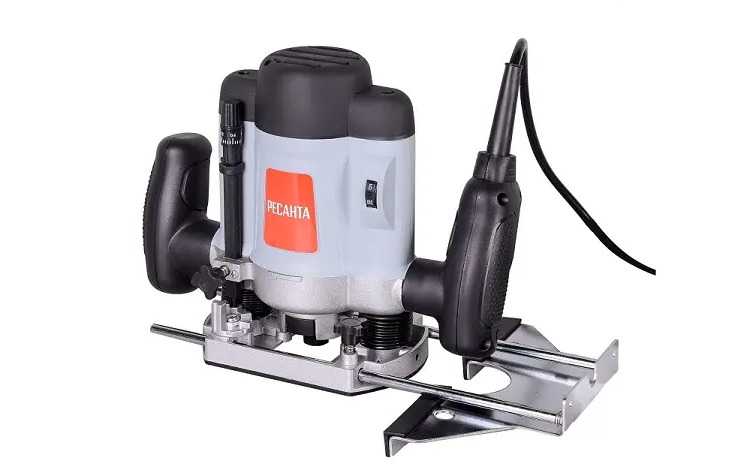 Использование кромочного фрезера оправдано в случаях, когда требуется ювелирная точность обработки краевых участков, недоступная для массивных стандартных моделей.