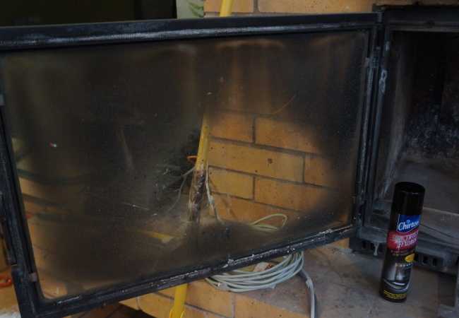 Выбор безопасных средств для удаления сажи со стекла камина