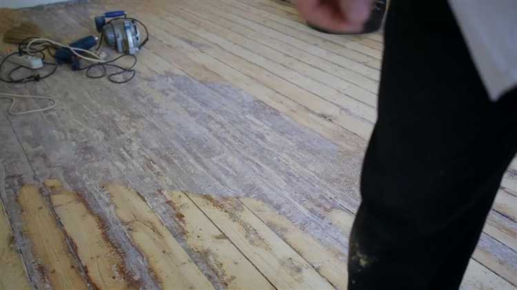 Удаление масляной краски с деревянного пола с сохранением лака