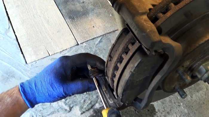 Чем пережать тормозной шланг при ремонте суппорта Чем пережать тормозной шланг при ремонте суппорта
