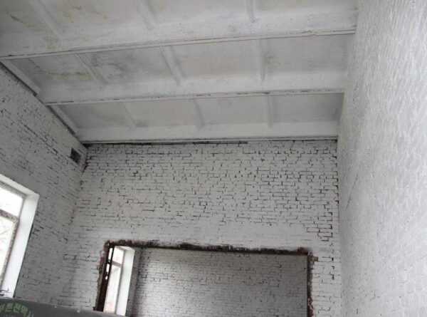 Чем побелить стены в доме своими руками