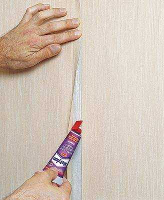 Подклейка обоев двусторонним скотчем при небольших повреждениях