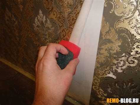 Чем подклеить обои если нет обойного клея