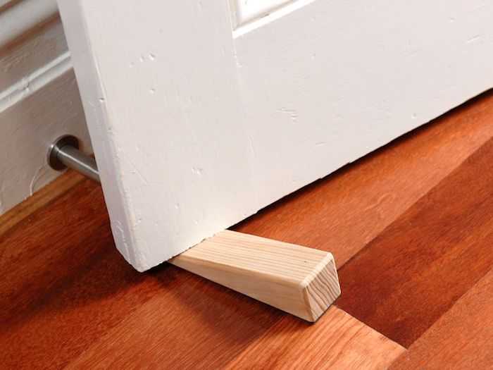 Чем подпереть дверь чтобы она не закрывалась Чем подпереть дверь чтобы она не закрывалась