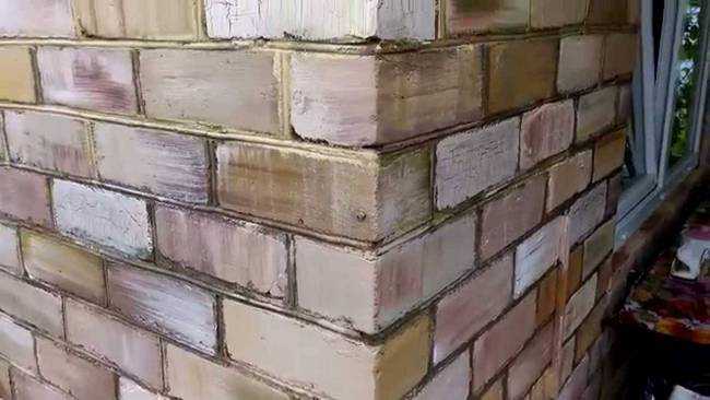 Как избежать осыпания краски на старом кирпиче