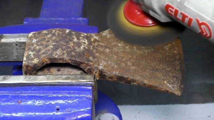 Локальная коррозия проявляется в виде точечных очагов с сильным повреждением металла. Для такого типа оптимальны краски с высокой адгезией и эластичностью, способные закрыть микротрещины и не допустить проникновения влаги. Рекомендуются алкидные или акриловые эмали с антикоррозионными добавками.