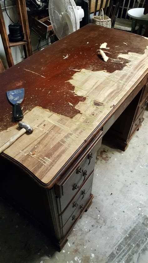 Преимущества и недостатки лака для столешницы письменного стола