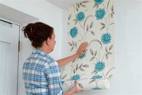 Как прикрепить обои на стены с неровной поверхностью