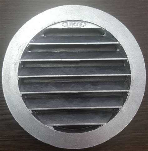 Приклеивание решетки и контроль ровности установки