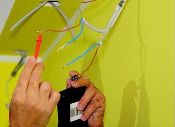 Принципы работы индикаторной отвертки для проверки напряжения