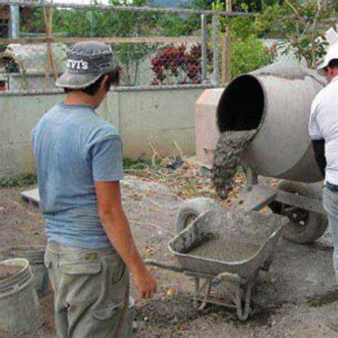 undefinedПорядок действий:</strong> нанести кислотный раствор на поверхность бетона кистью или распылителем, оставить на 15–30 минут в зависимости от плотности материала, затем удалить размягчённый слой шпателем. Оставшиеся участки обрабатываются повторно. Завершающий этап – нейтрализация раствора слабым мыльным раствором или пищевой содой и промывка поверхности большим количеством воды.»></p>
<p><em>Важно:</em> не использовать уксусную или лимонную кислоту – их действие на бетон крайне слабое. Также недопустимо применение механического давления в сочетании с химией – это увеличивает риск выброса кислоты и получения ожогов.</p>
<h2>Выбор безопасных химических средств для удаления бетона</h2>
<p><img decoding=