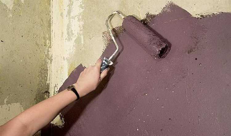 Правильно подобранная шпаклёвка повышает адгезию декоративного покрытия и снижает риск микротрещин. Для плотного бетона и цементно-известковой штукатурки подойдёт undefinedцементная смесь с полимерными добавками и микрофиброй</strong>: прочность при сжатии – не ниже 12 МПа, фракция наполнителя ≤ 0,3 мм, рабочая температура +5…+30 °C. Оптимальная толщина слоя – 1,5-2 мм; следующий слой наносят после 24-часового твердения при 65 % относительной влажности.»></p>
<p>Если основание – газобетон или старая минеральная штукатурка, выбирайте <em>акрилово-силикатную мелкозернистую пасту</em> с паропроницаемостью ≥ 130 г/м²·сут и водопоглощением < 0,08 кг/(м²·h<sup>0,5</sup>). Одного слоя толщиной до 1 мм достаточно, чтобы выровнять сетку пор. Шлифовку разрешается начинать через 12 ч при 20 °C без ускоренного обогрева.</p>
<p>Для фасадных теплоизоляционных плит на основе древесного волокна подходит <strong>силикатная шпаклёвка повышенной эластичности</strong> (удлинение при разрыве > 70 %). Производители рекомендуют наносить её сеткой толщиной 2 мм, а грунтовать спустя минимум 8 ч. Соблюдение этих значений позволяет окрашивать поверхность без повторного растрескивания даже после 50 циклов замораживания-оттаивания.</p>
<h2>Подходящие виды шпаклевки для наружных работ</h2>
<p><img decoding=