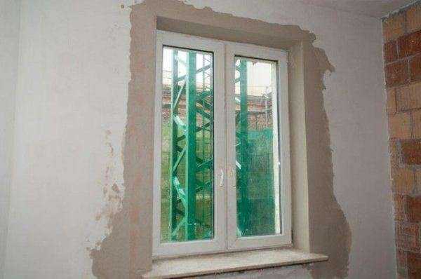 Чем шпаклевать откосы на окнах