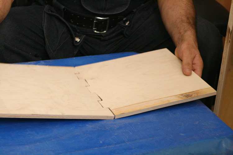 Чем отличается фенольный клей от карбамидного при склеивании фанеры