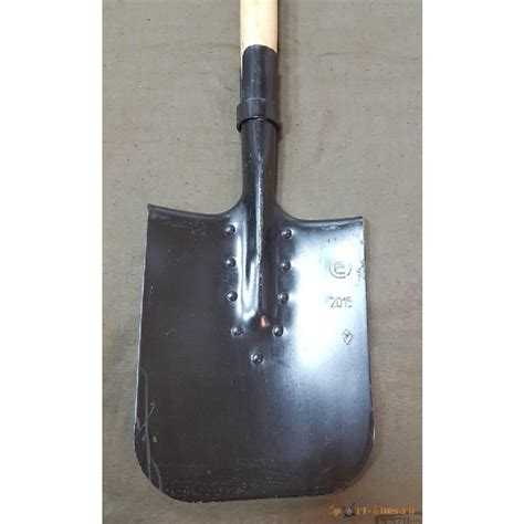 Какие материалы лучше всего использовать для смазки лопаты от глины