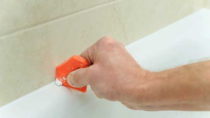 Как удалить остатки герметика с акриловой ванны без царапин