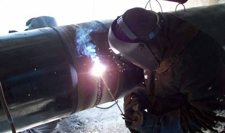 Удаление сварного шва с помощью ручного зубила и молотка