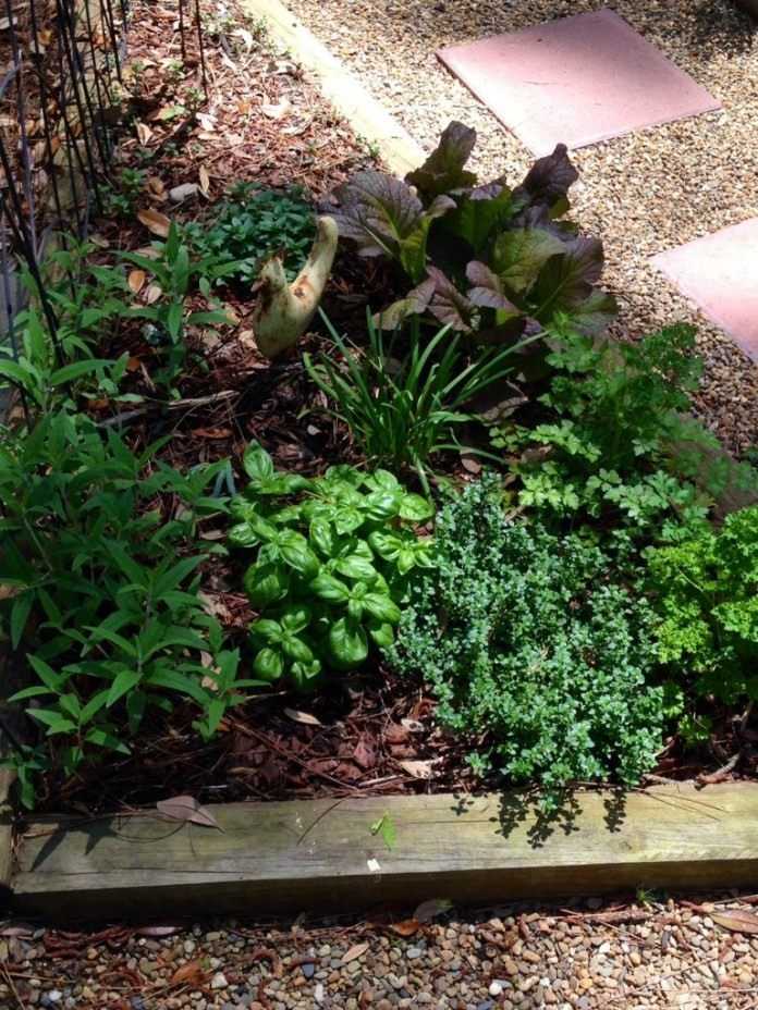 Чем стричь траву в труднодоступных местах