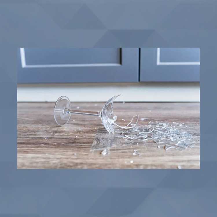 undefinedЗапрещено</strong> использовать мочалки, скрабы и любые абразивные средства. Это повреждает кожу и способствует втиранию волокон в глубокие слои эпидермиса.»></p>
<p>Промойте глаза чистой проточной водой минимум 10 минут при любом подозрении на попадание частиц. Не используйте глазные капли до консультации с врачом.</p>
<p>После очищения кожи можно нанести <em>гипоаллергенный увлажняющий крем</em> без отдушек для восстановления защитного барьера. При сильном зуде допустимо применение наружных антигистаминных средств по согласованию с врачом.</p>
<h2>Чем промыть кожу для удаления частиц стекловаты</h2>
<p><img decoding=