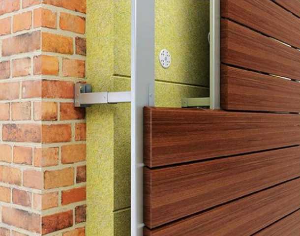 Минеральная вата монтируется исключительно в вертикальном положении с обязательным плотным прилеганием плит к поверхности стены и друг к другу. Зазоры недопустимы: даже 2–3 мм приводят к теплопотерям. Если между плитами остаются щели, их заполняют обрезками утеплителя без применения пены.