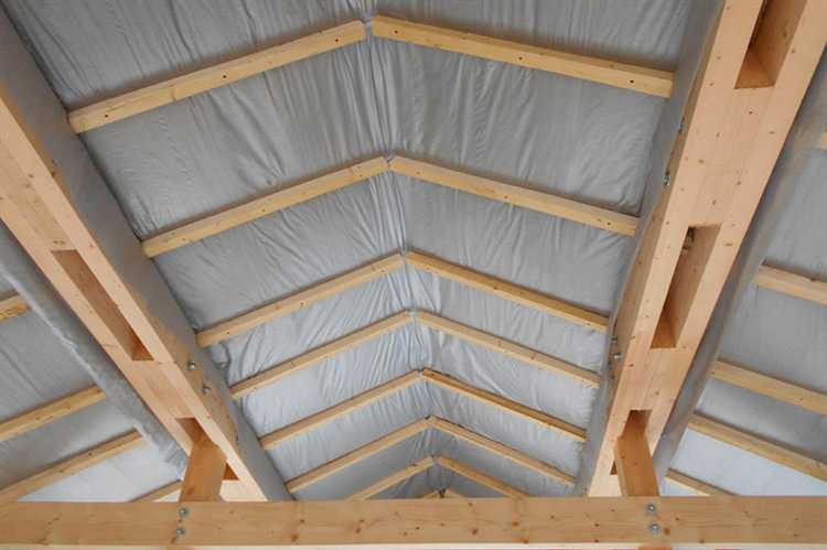 Выбор утеплителя для крыши напрямую влияет на энергоэффективность здания и долговечность кровельной конструкции. Основные критерии – теплопроводность, влагостойкость и устойчивость к механическим нагрузкам. Например, минеральная вата с коэффициентом теплопроводности около 0,037 Вт/(м·К) обеспечивает качественную теплоизоляцию при оптимальном соотношении цена/качество.