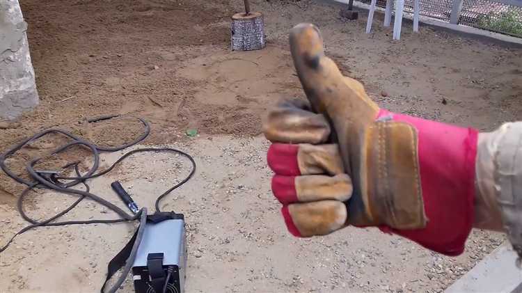 Применение широкой доски и веса тела для утрамбовки