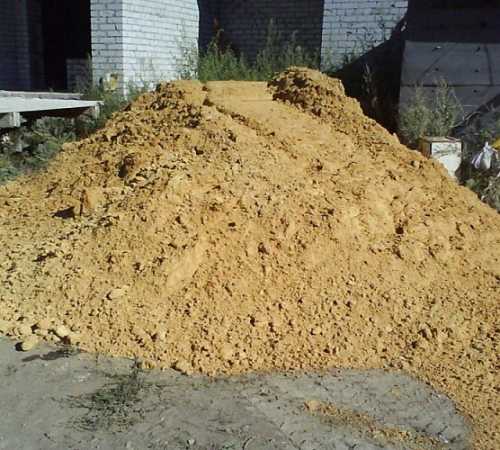 Работа продолжается до тех пор, пока следы от трамбовщика не перестанут быть выраженными, а песок не станет устойчивым при локальной нагрузке. После этого укладывается следующий слой, и процесс повторяется.