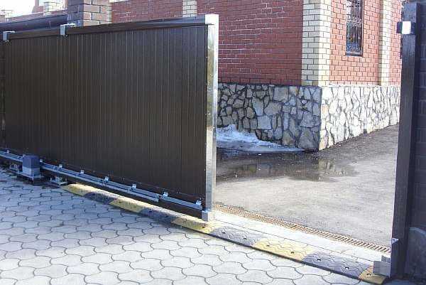 Применение монтажной пены для герметизации щели в бетонном основании