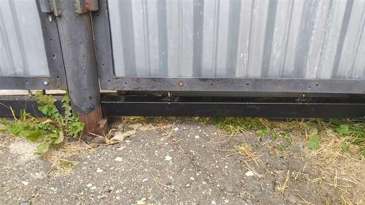 Установка резинового порога вдоль нижнего края створки