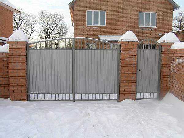 Решения для компенсации неровностей грунта под воротами