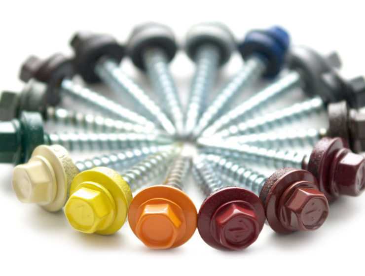 Использование декоративных заглушек для саморезов