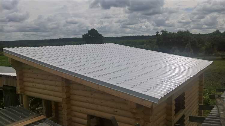 Мелкие отверстия до 5 мм заделывают undefinedгерметиками на основе полиуретана</strong> или <strong>бутилкаучука</strong>. Эти составы прочно сцепляются с металлом, устойчивы к ультрафиолету и выдерживают температуры от –50 до +90 °C. Перед нанесением герметика поверхность очищают металлической щеткой и обезжиривают спиртом или ацетоном.»></p>
<p>При отверстиях более 8 мм применяют <em>заплатки из оцинкованного металла</em> или аналогичного профлиста. Края заплатки промазывают герметиком, фиксируют саморезами с резиновыми шайбами, чтобы исключить протечки по линии крепления. Такой способ обеспечивает герметичность более 10 лет.</p>
<p><img decoding=