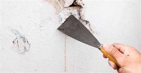 Использование деревянной линейки или палочки при заделке щелей