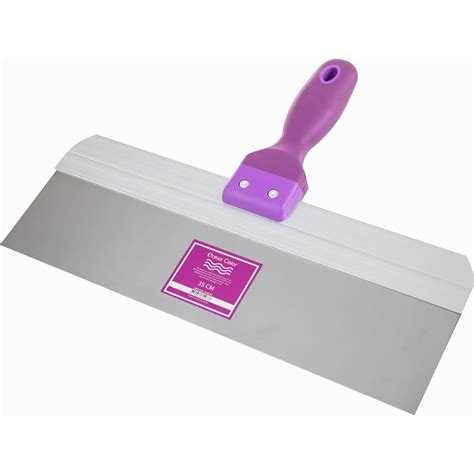 Применение резинового ракеля для разглаживания поверхностей