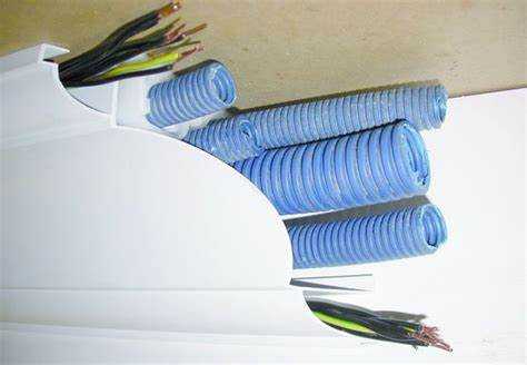 Укрепление кабеля в местах пересечения с проемами и проходами