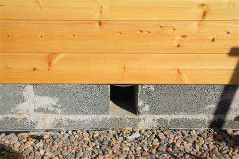 undefinedКерамзит</strong> – легкий пористый материал с хорошими теплоизоляционными характеристиками. Он устойчив к влаге, грызунам и гнили, что особенно ценно в конструкции с недостаточным проветриванием.»></p>
<p><strong>Шлак</strong> подходит для засыпки в домах с сухым основанием. Он влагостойкостью уступает керамзиту, но позволяет сэкономить бюджет, сохранив теплоизоляционные свойства.</p>
<p><img decoding=