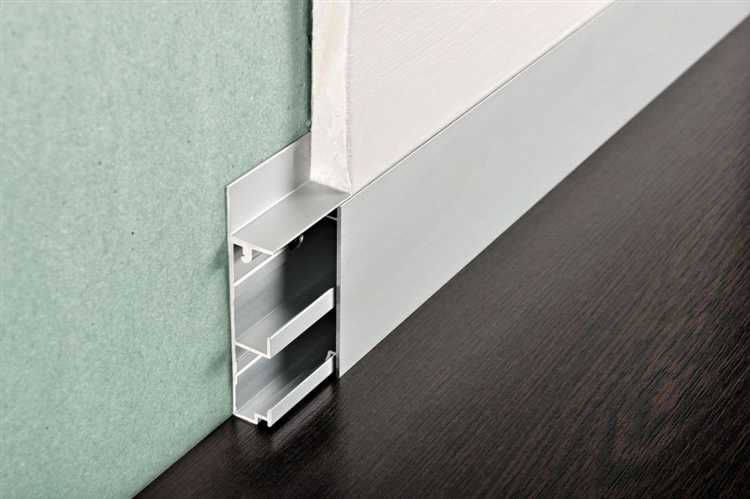 Чем заделать щели между плинтусом и стеной