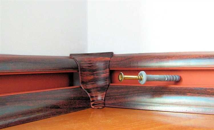 Как закрепить пластиковый плинтус на неровной стене