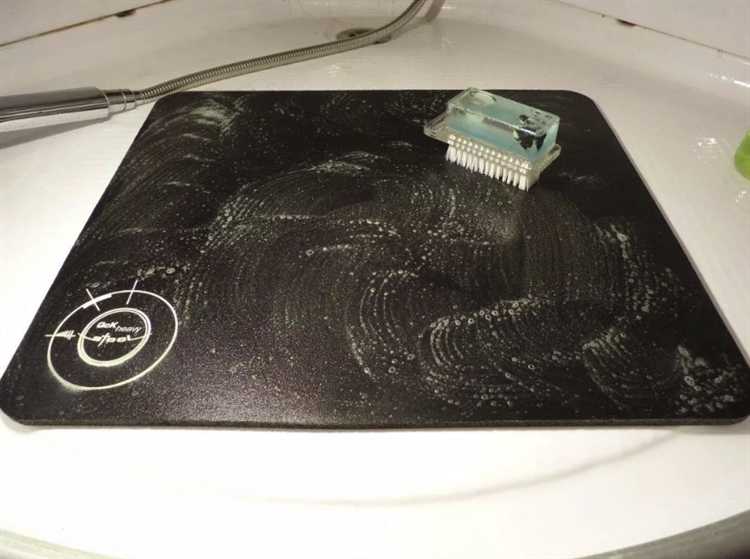 Обработка нижней поверхности коврика антискользящим спреем