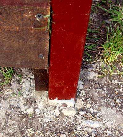 Какие нагрузки способен выдержать забор на сваях и на столбах