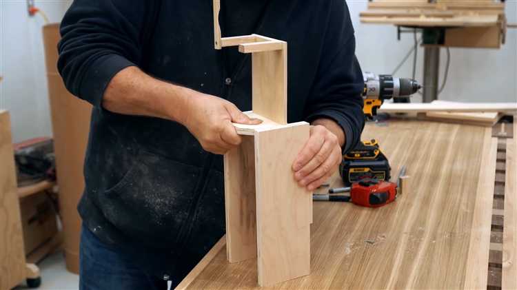 Способы украшения поделок из фанеры: краски, лаки и декупаж