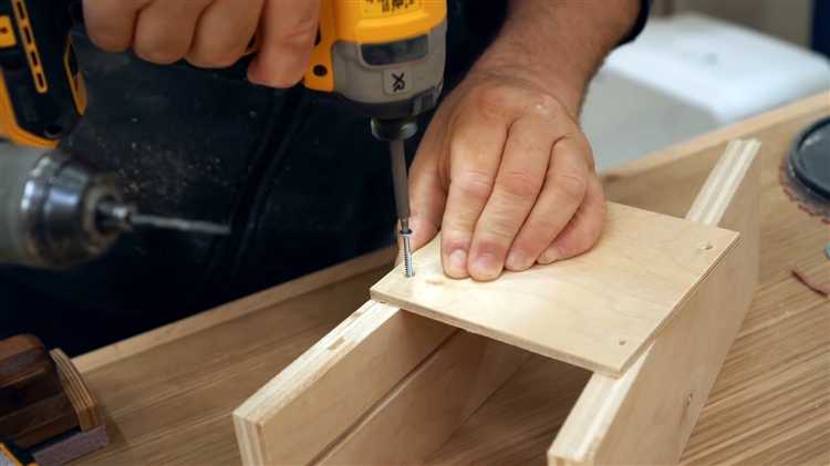 Инструменты и материалы для работы с фанерой на мелких деталях