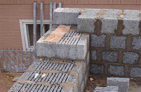 Как утеплить мини-сарай с помощью нетканки и шлакоблока