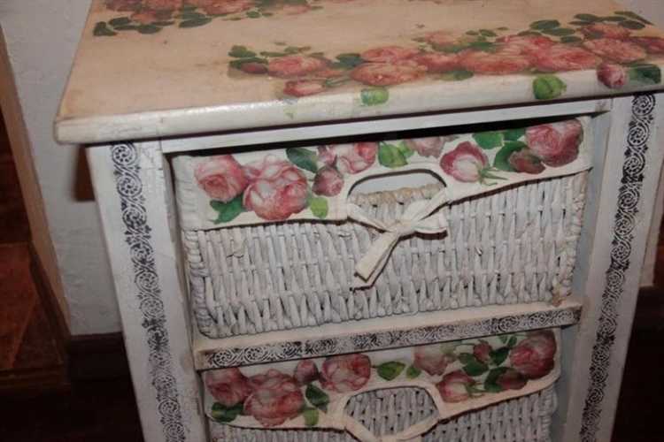 Переделка стеклянных бутылок в интерьерные вазы с декупажем