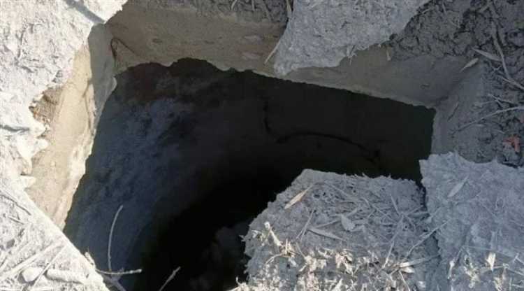 Что представляют собой трубы и соединения внутри люка