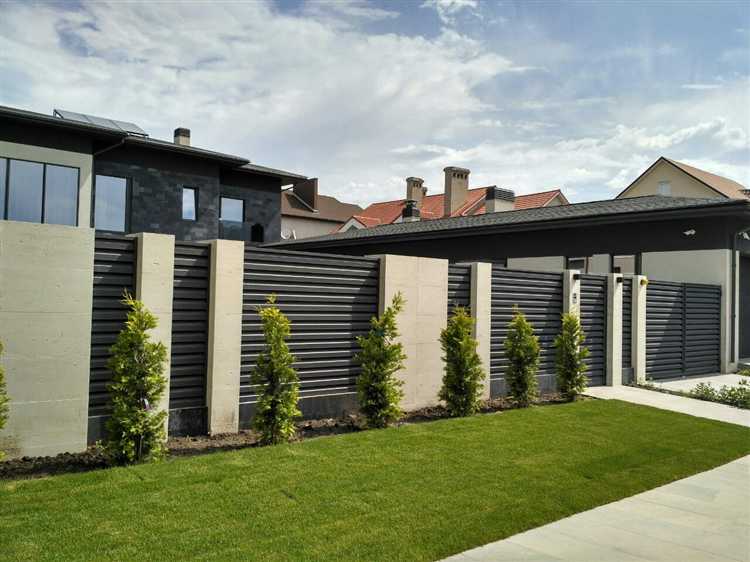 Подходящие многолетники для посадки в узкой полосе у тротуара