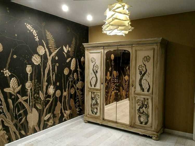 Расстановка рамок с фото и постерами на верхней поверхности шкафа