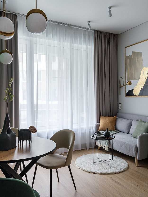 Интерьерные акценты: картины, зеркала и текстиль для углового пространства